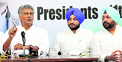 CLP leader Sunil Jakhar addresses media with Ravneet Bittu, Anandpur Sahib MP(C) and Vikram Chaudhary, Punjab Youth Cong president
