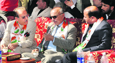 Union Home Minister Sushil Kumar Shinde with JKPCC president Saifuddin Soz and Deputy CM Tara Chand in Srinagar on Sunday. 