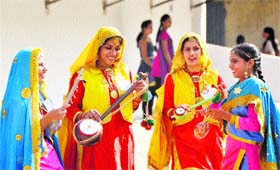 Girls prepare for folk instrumental competition