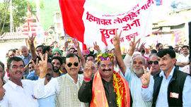 HLP chief Maheshwar Singh with other leaders at a rally.