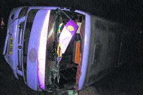 The bus that fell into a ditch after it rammed into a tree in Mandi Ahmedgarh