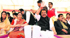 (R-L) BJP national president Nitin Gadkari with HJC supremo Kuldeep Bishnoi, Sushma Swaraj and Renuka Bishnoi, MLA, at Sirsa on Sunday. 