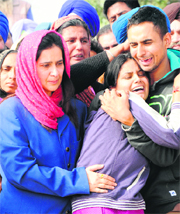 ASI Ravinderpal Singhs son Navpreet and daughter Robinjeet at his cremation near Amritsar on Friday. CPS (Health) Navjot Kaur Sidhu is also seen. 