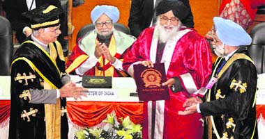 Punjab Governor Shivraj Patil (L) confers the Degree of Doctor of Science on CM Parkash Singh Badal in the presence of PM Manmohan Singh during PAUs golden jubilee convocation. PAU V-C Baldev Singh Dhillon is also seen