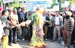 Activists of the BSP burn an effigy of Chief Minister Parkash Singh Badal in Jalandhar on Tuesday.