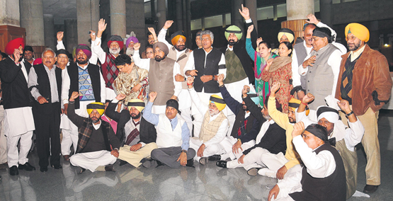 Congress leaders protesting against the ‘unparliamentary language’ used by SAD minister Bikram Singh Majithia in the Punjab Vidhan Sabha.