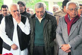 Union Minister Kapil Sibal (left), with his elder brothers Kanwal Sibal (middle) and Jatinder Kumar Sibal (right, in red muffler) at the funeral of their father Hira Lal Sibal in Sector 25, Chandigarh, on Saturday