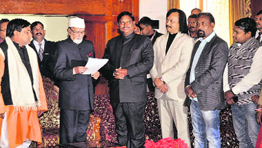 Jharkhand Chief Minister Arjun Munda along with NDA MLAs tenders his resignation to Governor Syed Ahmed at Raj Bhawan in Ranchi on Tuesday.