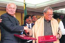Home Minister Sushilkumar Shinde with his Bangladesh counterpart Mohiuddin Khan Alamgir after signing the agreements in Dhaka on Monday.