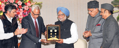 PM Manmohan Singh releases commemorative coins on the silver jubilee of the Shri Mata Vaishno Devi Shrine Board in New Delhi on Thursday. Those present are JK Governor NN Vohra (2-L), CM Omar Abdullah (L), Union Minister Dr Farooq Abdullah (2-R) and ICCR chief Dr Karan Singh (R).