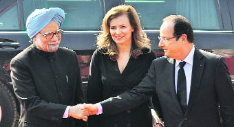 PM Manmohan Singh greets French President Francois Hollande at Rashtrapati Bhawan in New Delhi on Thursday. 