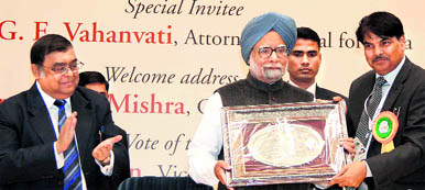 PM Manmohan Singh receives a memento from MK Mishra (R),chairman of the Bar Council of India, in New Delhi on Saturday. Chief Justice of India Justice Altamas Kabir is on the left.