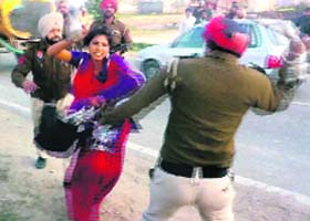 Policemen thrash a girl outside a marriage palace in Tarn Taran