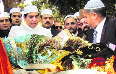 Pakistan Prime Minister Raja Pervez Ashraf at the shrine of Khwaja Moinuddin Chishti in Ajmer on Saturday.  PTI
