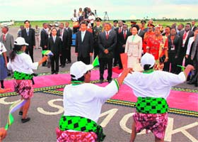(From left): Chinese President Xi Jinping with his Tanzanian counterpart Jakaya Kikwete, Chinese First Lady Peng Liyuan and the Tanzanian First Lady Salma Kikwete being welcomed at Julius Nyerere International airport in Dar Es Salaam on Monday