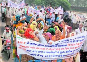 Farmers protest against land acquisition in Haryana
