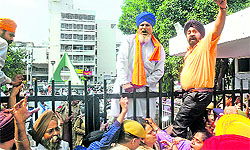 1984 riot victims shout anti- Sajjan Kumar slogans outside Karkardooma Court