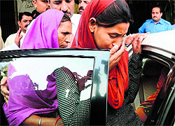Poonam (R) and Sukhpreet Kaur (L), daughter and wife, respectively, of Sarabjit Singh, leave the hospital where he is undergoing treatment in Lahore