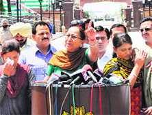 Sarabjit's sister Dalbir Kaur speaks to mediapersons at Attari border on Wednesday