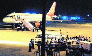 Sarabjits body being shifted into an ambulance at the Amritsar airport on Thursday.