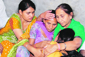 Dalbir Kaur consoles Sarabjits wife Sukhpreet Kaur and daughters in Tarn Taran on Thursday. 