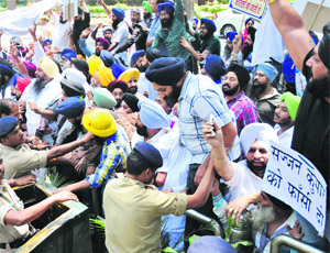 Sikh protesters raise slogans in front of Congress president Sonia Gandhis residence in New Delhi on Thursday.