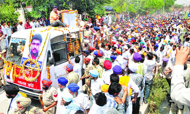 Hundreds of people gather for Sarabjit Singhs funeral in Bhikhiwind near Amritsar on Friday. 