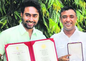 Winning ways: (L-R) Nishawn Bhullar and Jasbir Singh Derewal Photo: Manoj Mahajan