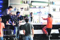 Shoot At sight : Polly Morgan shoots the video of a song from the movie Ghanchakkar
