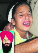 Daughter of Congress leader Sukhraj Singh (R) in tears.