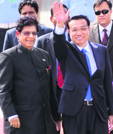 Chinese Premier Li Keqiang (R) and MoS External Affairs E Ahamed in New Delhi on Sunday.