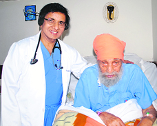 Dr Purshottam Lal (L) and patient Hari Singh in a hospital in Delhi.