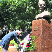 Vice-President Hamid Ansari pays floral tributes at the memorial of former Prime Minister Lal Bahadur Shastri in Tashkent on Wednesday
