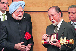 Prime Minister Manmohan Singh with Japanese-Tamil scholar Noburu Karashima after presenting him the Padma Shri for his contribution to literature and education, in Tokyo on Tuesday