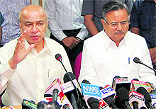 Home Minister Sushilkumar Shinde and CM Raman Singh at a press conference in Bastar on Friday