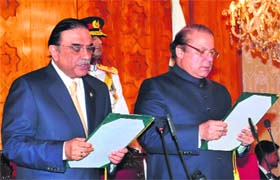 Pakistan President Asif Ali Zardari (left) administers oath to Prime Minister Nawaz Sharif at the Presidential Palace in Islamabad on Wednesday