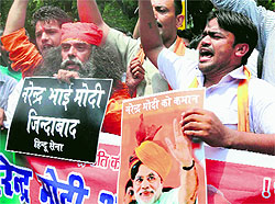 Supporters of Gujarat CM Narendra Modi shout slogans against senior BJP leader LK Advani during a protest outside his residence in New Delhi on Saturday