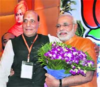 Gujarat CM Narendra Modi with BJP chief Rajnath Singh at the party conclave in Panaji on Sunday