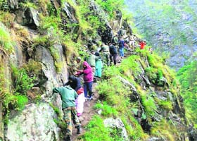 Armymen rescue pilgrims en route Hemkunt on Wednesday