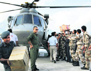 Air Force personnel unloading relief material at Guptakashi near Kedarnath.
