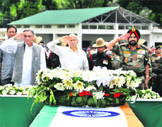 Home Minister Sushilkumar Shinde (C), Uttarakhand CM Vijay Bahuguna (L) and Army Chief General Bikram Singh pay tribute to the men killed in a copter crash, in Dehradun on Friday. 