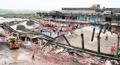 Rescue workers at the site of the building collapse in the Narpoli area of Bhivandi, Mumbai, on Thursday.
