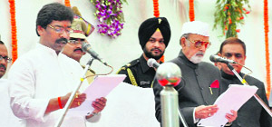 Jharkhand Governor Syed Ahmad  administers oath to JMM leader Hemant Soren as the 9th Chief Minister at Raj Bhavan in Ranchi. 