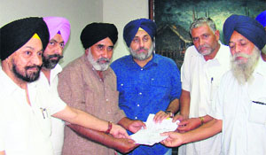 Punjab Deputy CM Sukhbir Singh Badal with a delegation of farmers from the Kutch region of Gujarat on Saturday.         