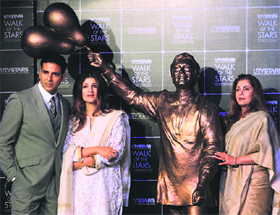 Bollywood actor Akshay Kumar, with wife Twinkle and mother-in-law Dimple Kapadia, at the unveiling of the statue of Rajesh Khanna at Bandra Bandstand in Mumbai.