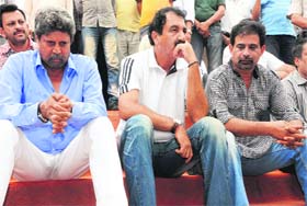 Kapil Dev and Chetan Sharma (third from left ) during the funeral of Desh Prem Azad at the cremation ground in Sector 25, Chandigarh, on Saturday