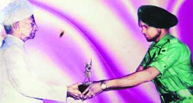 Makhan Singh receives the Arjuna Award from President Dr S Radhakrishnan in 1964