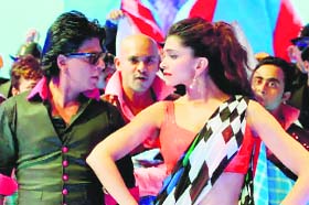 Shah Rukh Khan & Deepika Padukone in Lungi Dance