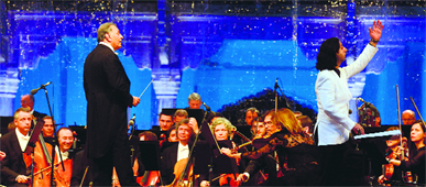 Zubin Mehta (L) and Kashmiri instrumentalist Abhay Sopori perform during the Ehsaas-e-Kashmir concert in Srinagar on Saturday.