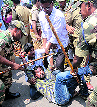 Police detains protesters in Guntur